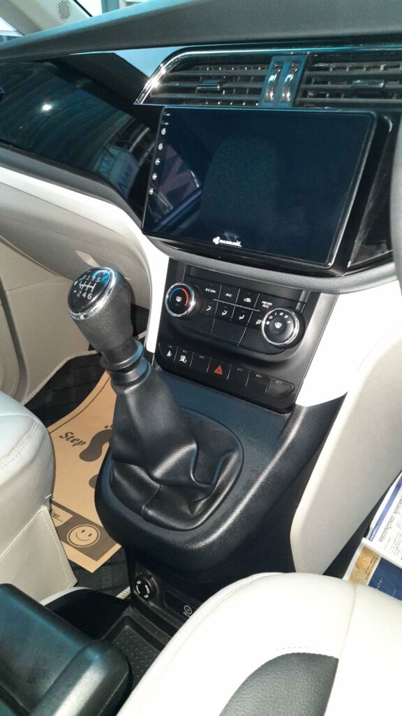 car-gear-console-interior-cleaning-detailing